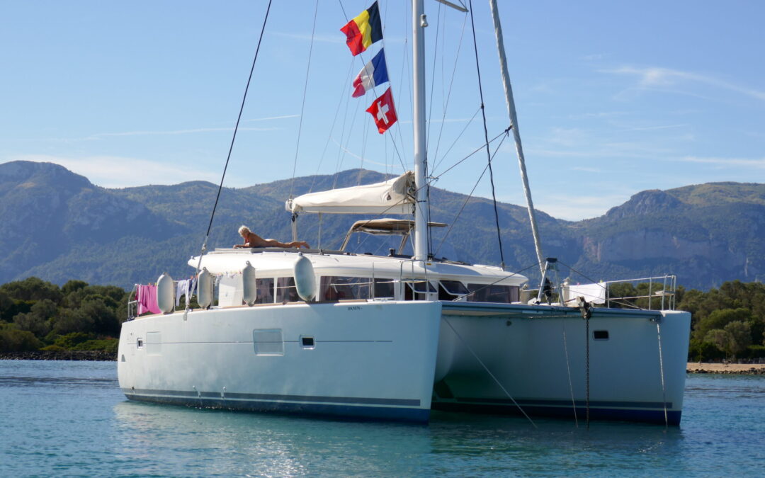 Croisière en Petit Bateau dans les Îles Grecques : Les Secrets d'un Voyage Intime