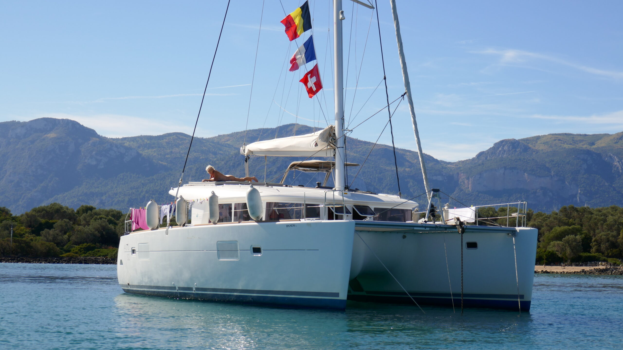 Croisière en Petit Bateau dans les Îles Grecques : Les Secrets d'un Voyage Intime